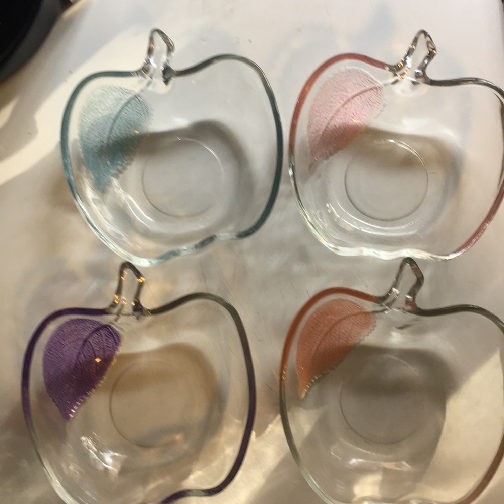 4 pc Beautiful glassware w/just a touch of color.